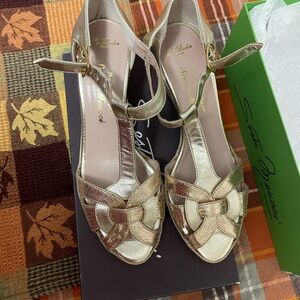 Platform Sandals Sesto Meucci, size 9, golden color.